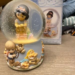 Precious Moments Musical Snow Globe - Snow White and the Seven Dwarfs Edition